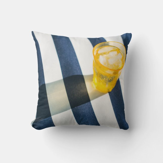 Coussin Vitre à boire transparent avec liquide jaune (Recto)