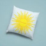 Coussin Voici vient le fils<br><div class="desc">Voici venir le fils ! Célébrez l'arrivée d'un bébé garçon avec ce thème funky rétro soleil et nuage.</div>