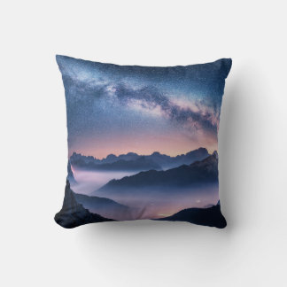 Coussin Voie Lactée sur les montagnes dans le brouillard l