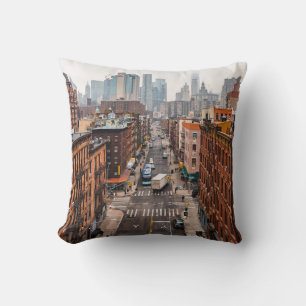 COUSSIN VOITURES SUR LA ROUTE ENTRE LES BÂTIMENTS À HAUTE
