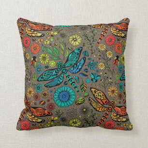 Coussin Voler, libellule de mouche sur brun