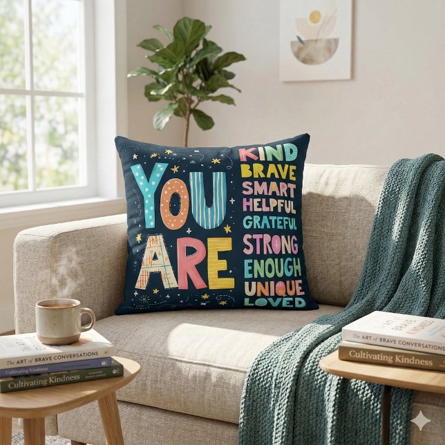 Coussin Vous êtes Affirmations Main Lumineuse Lettre (You Are Affirmations Bright Hand Lettering Throw Pillow Mockup D)