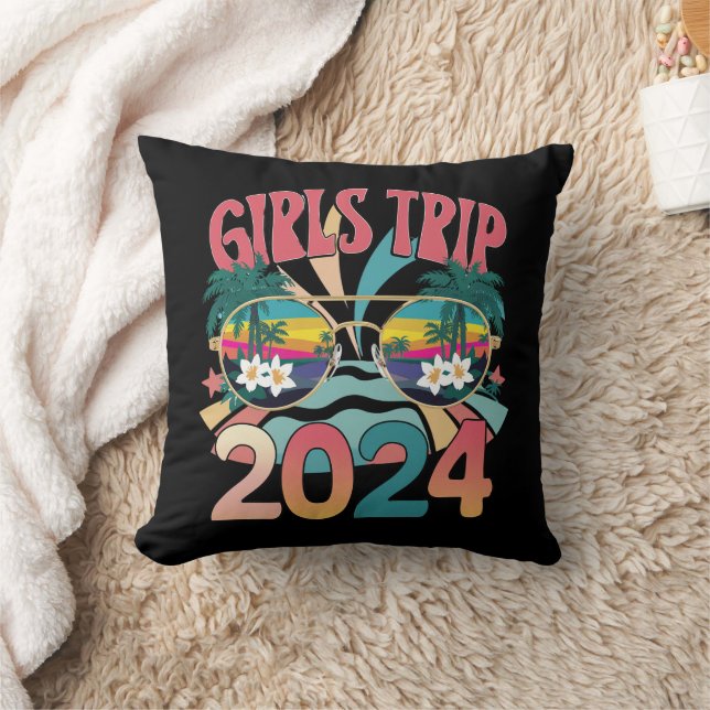 Coussin Voyage de filles Groovy 2024 Week-end Été Plage  (Couverture)