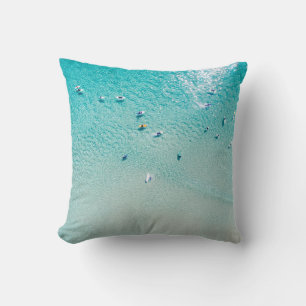 Coussin Vue aérienne de surfeurs, océan clair.