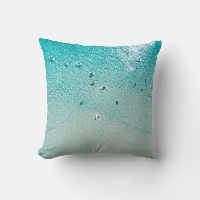Coussin Vue aérienne des surfeurs, océan clair. (Recto)