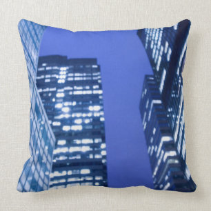 Coussin Vue ascendante Defocused des fenêtres d'immeuble