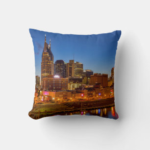 Coussin Vue du ciel de la ville à la tombée de la nuit