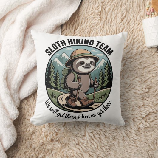 Coussin We Will Get There Eventually Sloth Hiker (Couverture)