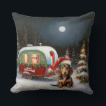 Coussin Winter Dachshund Caravan Christmas Adventure<br><div class="desc">Laissez-vous tenter par la magie d'une nuit d'hiver enneigée alors qu'une caravane glisse gracieusement à travers le paysage illuminé par la lune. La beauté sereine de la neige scintillante et l'éclat enchanteur de la lune créent une scène captivante, promettant une aventure de Noël inoubliable remplie de chaleur, de joie et...</div>