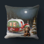 Coussin Winter Dachshund Caravan Christmas Adventure<br><div class="desc">Laissez-vous tenter par la magie d'une nuit d'hiver enneigée alors qu'une caravane glisse gracieusement à travers le paysage illuminé par la lune. La beauté sereine de la neige scintillante et l'éclat enchanteur de la lune créent une scène captivante, promettant une aventure de Noël inoubliable remplie de chaleur, de joie et...</div>