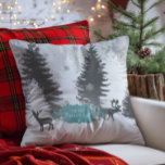 Coussin Winter Wonderland Christmas Jeu d'oreiller - Turqu<br><div class="desc">Ajoutez une touche festive à votre décor de maison en cette période de vacances avec un Oreiller de Noël Wonderland Winter. Le design de l'oreiller à lancer présente une scène hivernale grise et blanche merveilleuse avec un cerf et un renne ornés de flocons de neige en chute et une étiquette...</div>