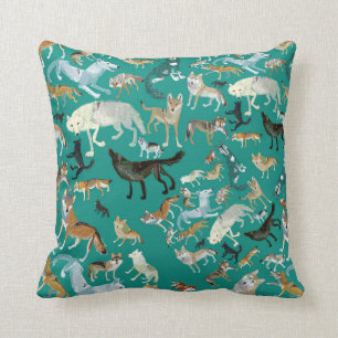 Coussin Wolves of the World green pattern