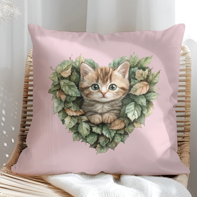Coussin Woodland Heart Kitty - Automne Cosy (Woodland Heart Kitty - Cozy Fall Throw Pillow in a sunny boho rattan chair.)
