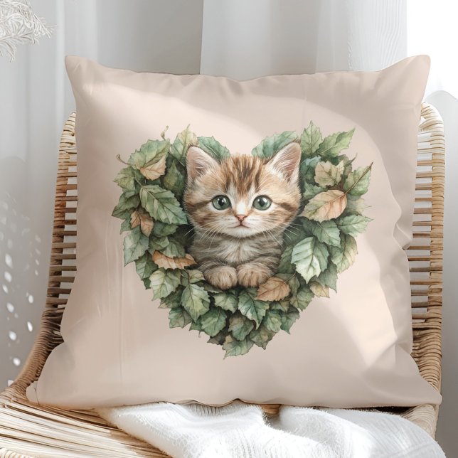 Coussin Woodland Heart Kitty - Automne Cosy (Woodland Heart Kitty - Cozy Fall Throw Pillow in a sunny boho rattan chair.)