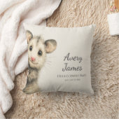 Coussin Woodland Opossum Baby • Warm Cream Nursery (Couverture)