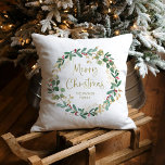 Coussin Wreath et Gold Script modernes | Joyeux Noël<br><div class="desc">Ce coussin de vacances simple et élégant dispose d'une superbe couronne d'aquarelle avec des feuilles verts et faux or et des baies sèches rouges,  et de typographie de script doré moderne qui dit "Joyeux Noël" sur un arrière - plan blanc.</div>