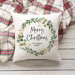 Coussin Wreath moderne et script | Joyeux Noël<br><div class="desc">Ce coussin de vacances simple et élégant dispose d'une superbe couronne d'aquarelle avec des feuilles verts et faux or et des baies sèches rouges,  et d'une typographie de script moderne noir qui dit "Joyeux Noël" sur un arrière - plan blanc.</div>