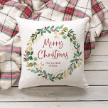 Coussin Wreath moderne et script | Joyeux Noël<br><div class="desc">Ce coussin de vacances simple et élégant dispose d'une superbe couronne d'aquarelle avec des feuilles verts et faux or et des baies sèches rouges,  et d'une typographie de script moderne rouge qui dit "Joyeux Noël" sur un arrière - plan blanc.</div>