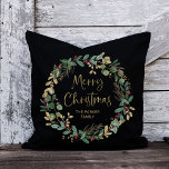 Coussin Wreath moderne et Script noir | Joyeux Noël<br><div class="desc">Ce coussin de vacances simple et élégant dispose d'une superbe couronne d'aquarelle avec des feuilles verts et faux or et des baies sèches rouges,  et de typographie de script doré moderne qui dit "Joyeux Noël" sur un arrière - plan noir foncé.</div>