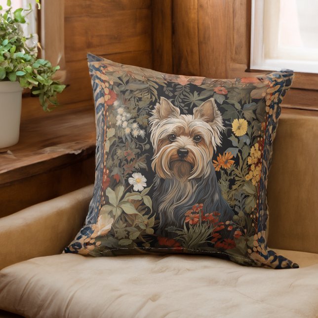 Coussin Yorkie ou Silky Terrier mignon chien dans le Jardi (Créateur téléchargé)