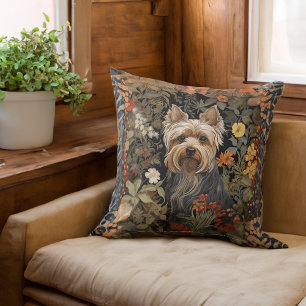 Coussin Yorkie ou Silky Terrier mignon chien dans le Jardi