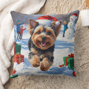 Coussin Yorkipoo courant dans la neige avec un chapeau de