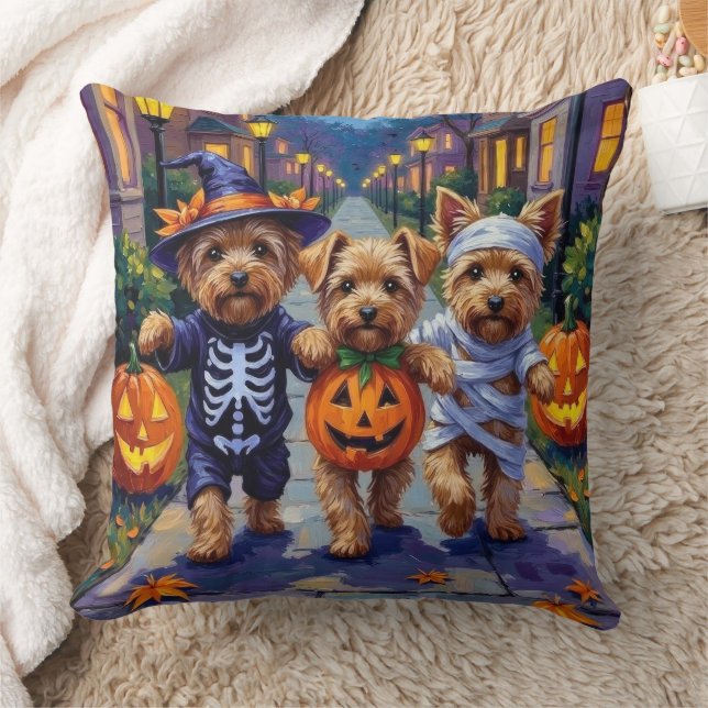 Coussin Yorkipoo faisant Trick-or-Treating dans des costum (Couverture)