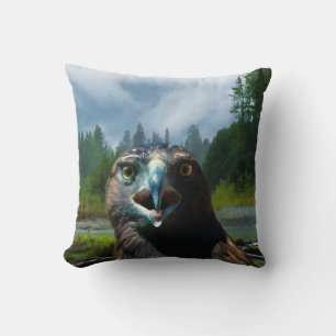 Coussin Young Bald Eagle et Misty Alaskan River
