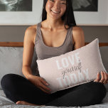Coussins Décoratifs Amour Positif Vous-Même Aujourd'Hui Citation Paste<br><div class="desc">Amour Positif Vous-Même Aujourd'Hui Citation Pastel Rose</div>