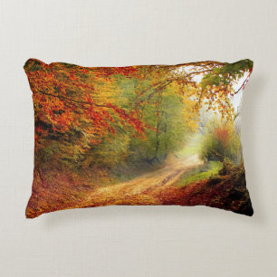 Coussins Décoratifs Autumn Leaves and Trees Covering Dirt Road