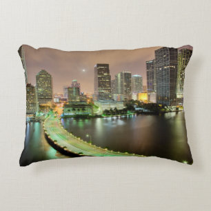 Coussins Décoratifs Avances de pont à travers la voie d'eau vers Miam