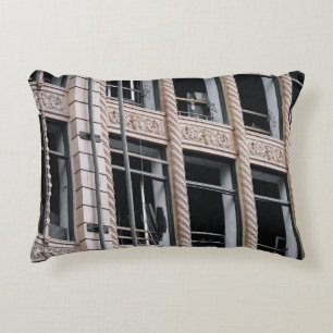 Coussins Décoratifs BÂTIMENT EN BÉTON Brown AVEC FENÊTRES EN VERRE