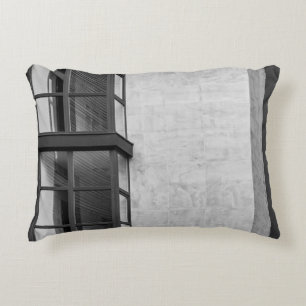 COUSSINS DÉCORATIFS BÂTIMENT EN BÉTON GRIS AVEC FENÊTRE EN VERRE