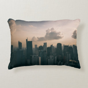 COUSSINS DÉCORATIFS BÂTIMENTS DE LA VILLE SOUS LE CIEL NUAGE PENDANT