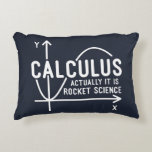Coussins Décoratifs Calculer En Réalité Sa Rocket Science Des Maths Dr<br><div class="desc">Drôle école de sciences mathématiques design nerd pour tout génie mathématique ou geek avec un bon sens de l'humour. Le proverbe amusant est "Calculus - En fait c'est Rocket Science" avec un graphique x à l'axe y</div>