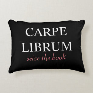 Coussins Décoratifs Carpe Librum saisissent le livre