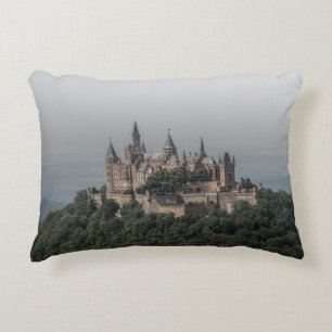 COUSSINS DÉCORATIFS CHÂTEAU GRIS ET BLANC SUR LES COLLINES