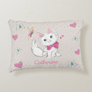 Coussins Décoratifs Chaton blanc mignon avec le papillon sur le pastel