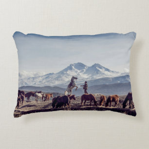 COUSSINS DÉCORATIFS CHEVAUX EN CHAMP BROWN OUVERT VUE MONTAGNE LE JOUR