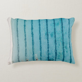 Coussins Décoratifs Cinq personnes nageant dans la piscine