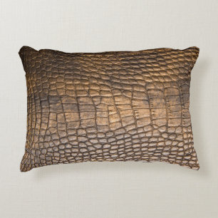 Coussins Décoratifs ? cuir de rocodile. arrière - plan en cuir Brown e