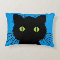Curieux chat noir avec grands yeux verts