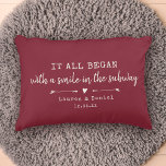 Coussins Décoratifs Custom Where It All Began Red Chic Valentine's Day<br><div class="desc">Célébrez votre amour avec cet oreiller chic et romantique avec l'emplacement et la date que vous avez rencontré dans la machine à écrire vintage ivoire et la conception de script avec douces flèches dessinées à la main. Choisissez votre propre couleur et personnalisez ce design personnalisé avec vos propres noms et...</div>