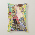 Coussins Décoratifs Dame avec ventilateur par Gustav Klimt, Japonisme<br><div class="desc">Lady with Fan (1918) de Gustav Klimt est une peinture vintage de l'époque victorienne Symbolisme portrait d'art. Une belle brune tenant un fan oriental. L'arrière - plan à thème japonais à fleurs dorées est rempli de fleurs exotiques florissantes, de paons et d'autres oiseaux aux ailes étirées. À propos de l'artiste...</div>