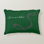 Coussins Décoratifs élégant simple moderne chic tendance monogramme ve<br><div class="desc">Ce design étonnant et sophistiqué présente votre monogramme dans un gris acier,  sur un arrière - plan émeraude solide. Simple et élégante dans une présentation contemporaine,  ce design fait le cadeau parfait pour la femme élégante.</div>