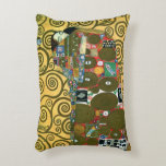 Coussins Décoratifs Exécution ou L'Embrassement de Gustav Klimt<br><div class="desc">Exécution (L'étreinte) (1909) par Gustav Klimt. Un tableau symboliste d'époque victorienne représentant un jeune couple s'étreignant,  une œuvre d'art raffinée sur l'amour et la romance. La frise Stoclet est une série de trois mosaïques commandées pour la salle à manger du Palais Stoclet à Bruxelles.</div>