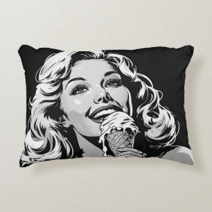 Coussins Décoratifs Femme blonde profitant de sa glace