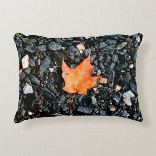 Coussins Décoratifs Feuille d'automne orange sur rochers noirs