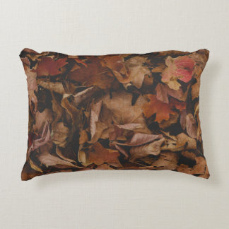 COUSSINS DÉCORATIFS FEUILLES ROUGES ET BROWN AU SOL