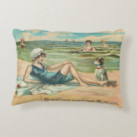 Fille et chien victoriens vintage au bord de la me